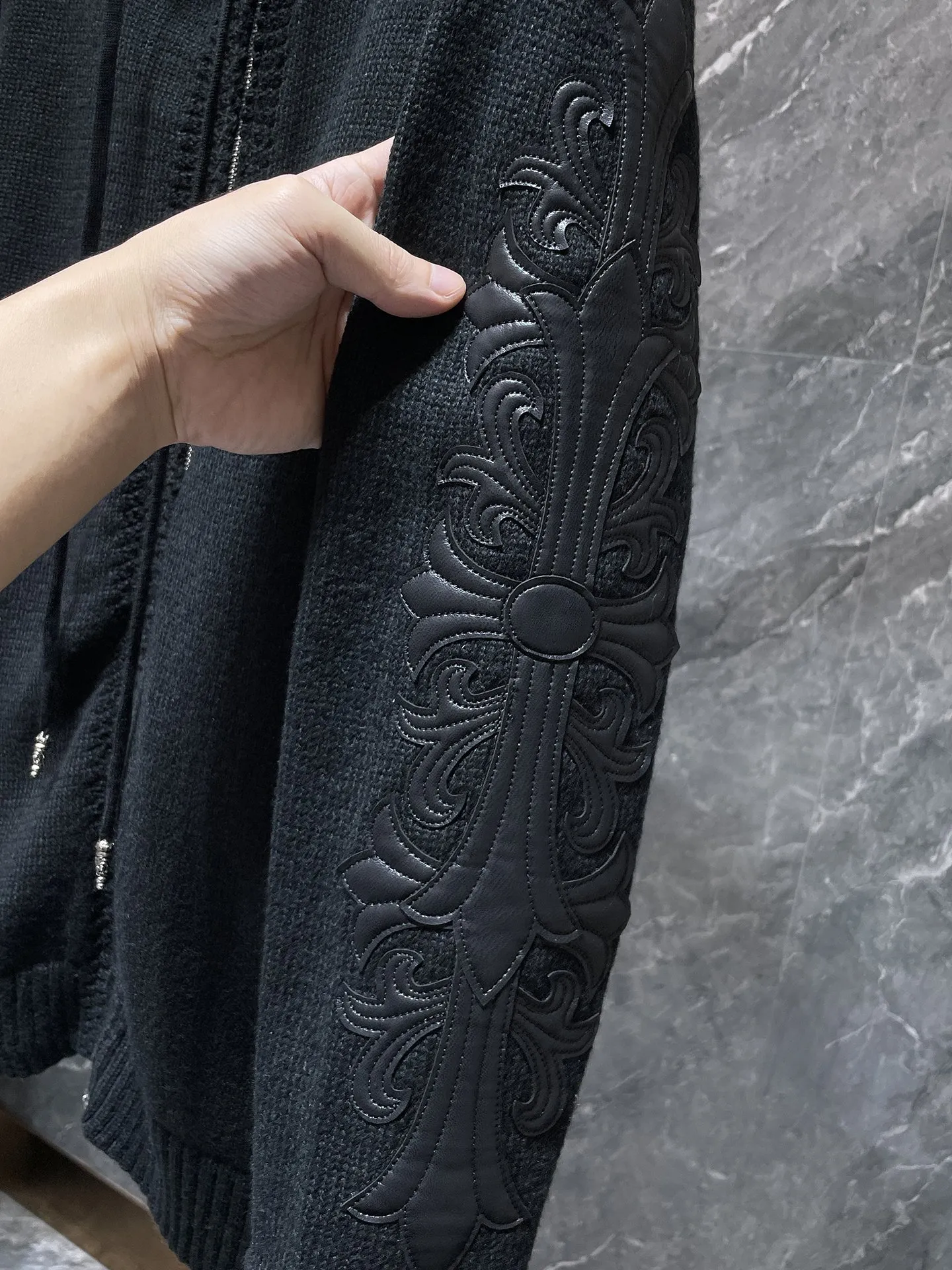 P296 Chrome Hearts Autumn and Winter Sweater Series The same style zipper sweater as the official website. Cross-pattern leather on both arms. Selected high-quality wool and 100% cotton knitted fabric. Not an ordinary version on the market! ! Recommended color: black Size: S, M, L, XL